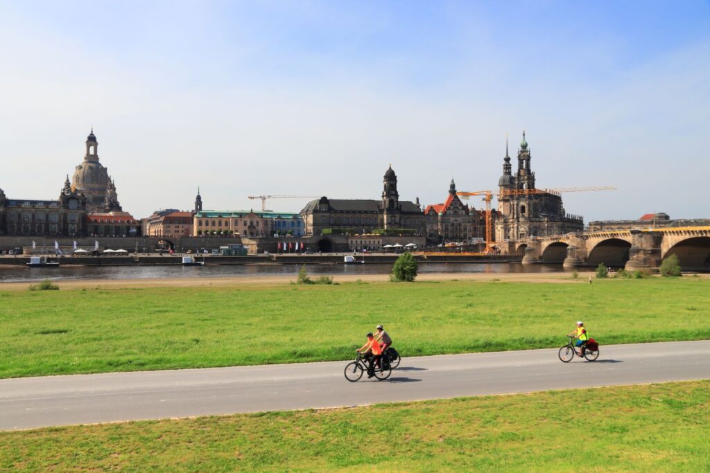 Fietsers langs de Elbe